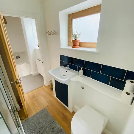 Beautiful 2 Bed End Terrace Victorian Town House 雷德鲁思